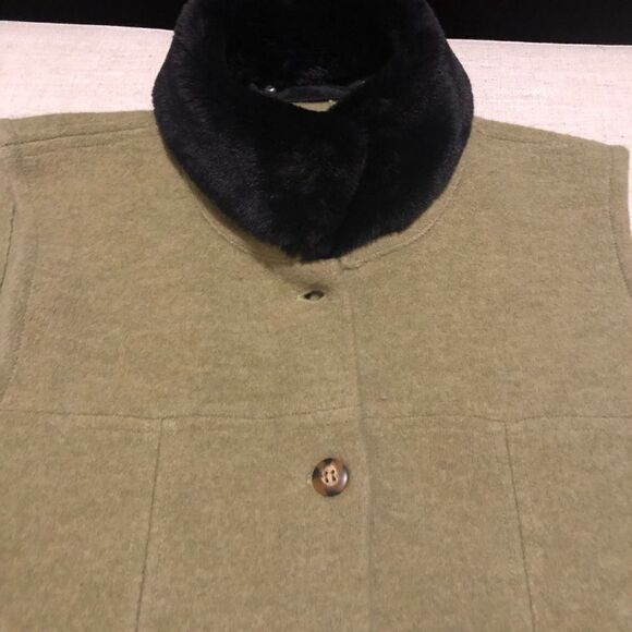 Light green merino wool vest with removable faux fur collar. - Picture 3 of 8